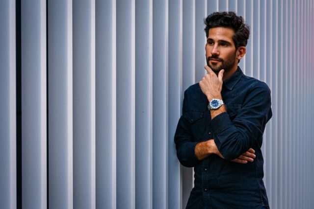 Avec Christophe, même la réflexion devient stylée. Là, en pleine introspection, il m’a lancé : « C’est bon, je maîtrise. » Oui, mais est-ce que tu maîtrises les triangles aussi bien que les poses, Christophe ? 😏

Montre : @holocenewatches 
#Portrait #Créativité #Graphisme