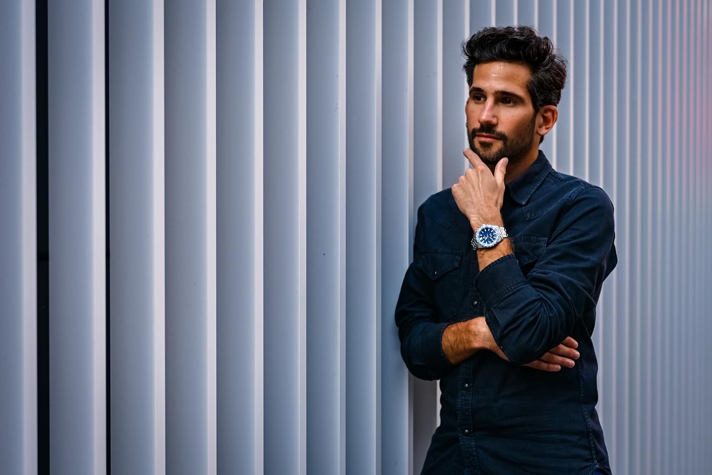 Avec Christophe, même la réflexion devient stylée. Là, en pleine introspection, il m’a lancé : « C’est bon, je maîtrise. » Oui, mais est-ce que tu maîtrises les triangles aussi bien que les poses, Christophe ? 😏

Montre : @holocenewatches 
#Portrait #Créativité #Graphisme