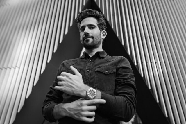 Christophe, toujours prêt à me suivre dans mes projets.
Quand je l’ai embarqué pour un shooting ultra graphique à Esch-Belval, il était sûr de lui :
« Elles vont être carrées, ces images. »
Et si on lui disait que c’était plutôt triangulaire ? 😉

#Portrait #NoirEtBlanc #Graphisme Montre : @holocenewatches