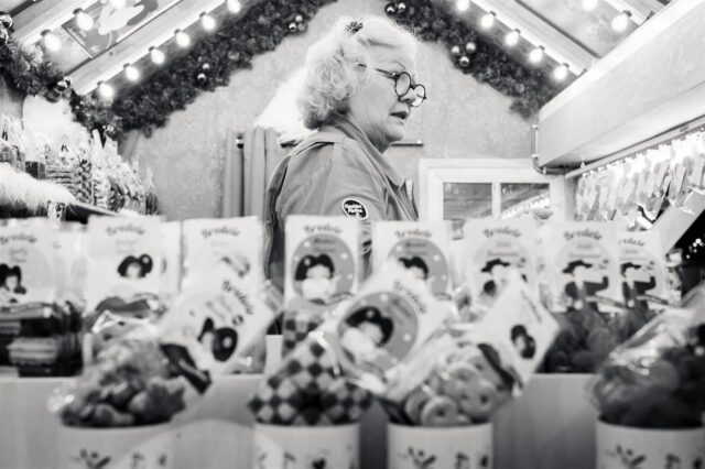 Au marché de Noël, ce sont eux qui créent la magie : les exposants !
Déguisés en Père Noël ou avec leurs grands sourires, ils bravent le froid pour nous partager leur passion. Entre le pain d’épices, les jouets en bois et les décos, ils méritent un grand merci (et un bon vin chaud).

Et vous, c’est quel exposant votre préféré ? 🎄

Toujours en retard pour vos cadeaux ? Offrez une séance photo ou une carte cadeau ! Lien en bio 📸.

#MarchéDeNoël #EspritDeNoël #Artisanat #PèreNoël #PhotographieDeNoël #FêtesDeFinDAnnée #noiretblanc #streetphotography #marchenoelstrasbourg #marchenoelmetz #kaysersberg
