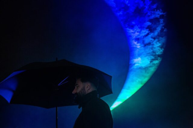 🎄✨ Les marchés de Noël, c’est avant tout une histoire de lumière… Et quelle lumière !
Entre l’envoûtant « Sentier des lanternes » de Metz et les éclats scintillants des stands de décorations lumineuses à Strasbourg, on ne sait plus où poser les yeux. (Ni où poser son vin chaud d’ailleurs, mais ça, c’est une autre histoire.)

Petite pensée à ceux qui, comme moi, passent plus de temps à prendre des photos qu’à acheter des cadeaux… Mais pas de panique ! Si vous êtes aussi en retard que moi pour Noël, offrez une séance photo ou une carte cadeau 📸. Le lien est dans ma bio, et je promets qu’on fera briller les yeux de vos proches aussi fort que ces lanternes !

#MarchéDeNoël #LumièresDeNoël #Metz #Strasbourg #PhotographieDeNoël #EspritDeFête #sentierdeslanternesmetz #kaysersberg