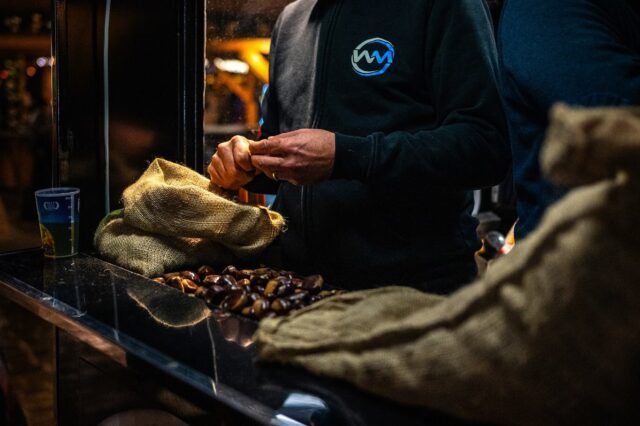 Noël est derrière nous, mais certains détails restent gravés. Comme la rosace majestueuse de la cathédrale de Strasbourg, qui brillait à travers les illuminations des rues. Ou encore l’odeur des marrons chauds, le charme des emporte-pièces, ou le reflet inattendu dans un miroir d’étal.

Et vous, quel détail vous a marqué pendant les fêtes ? Une lumière, un parfum, une saveur ? Partagez vos souvenirs !

#MarchéDeNoël #Strasbourg #PhotographieDeDétail #EspritDeNoël #SouvenirsDesFêtes #MomentsMagiques